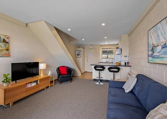 The Charming Soho - Modern Pad With Scenic Views